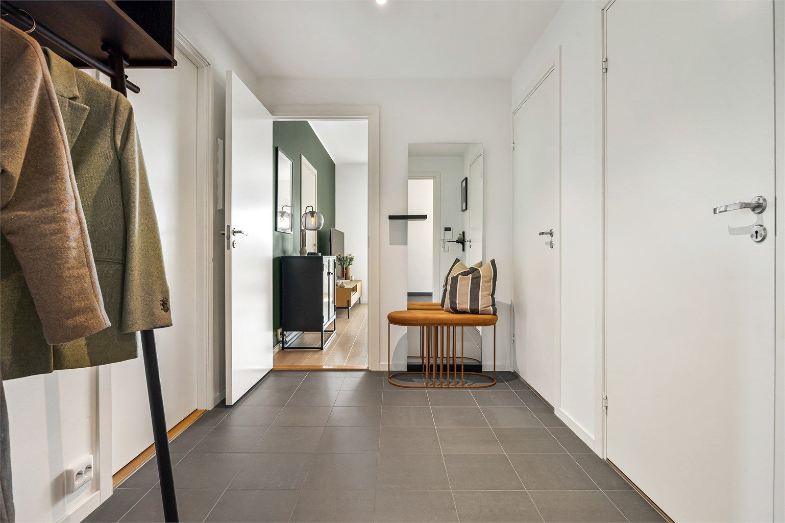 Det er gulvvarme på bad og i entré.