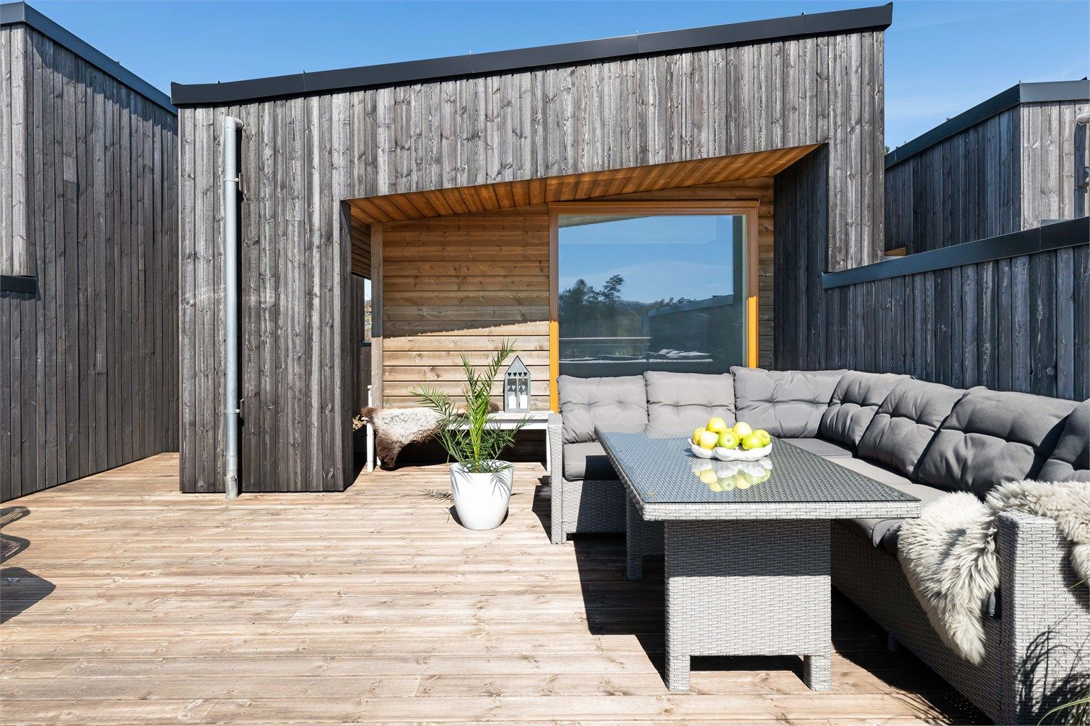 Terrassen er skjermet og har gode soner for både avslapning og sosiale sammenkomster - Rikelig plass for både lounge og spisegruppe