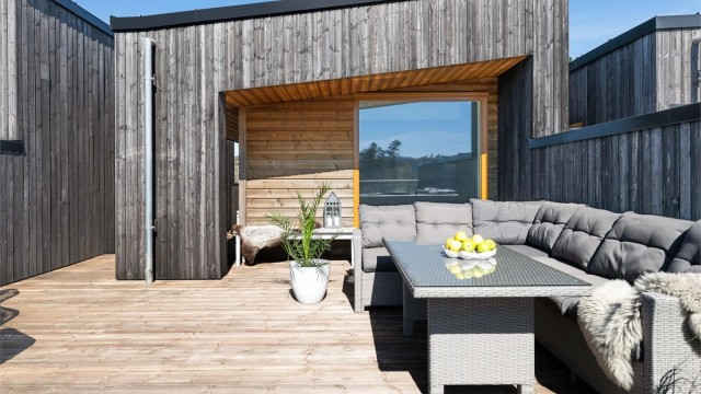 Terrassen er skjermet og har gode soner for både avslapning og sosiale sammenkomster - Rikelig plass for både lounge og spisegruppe