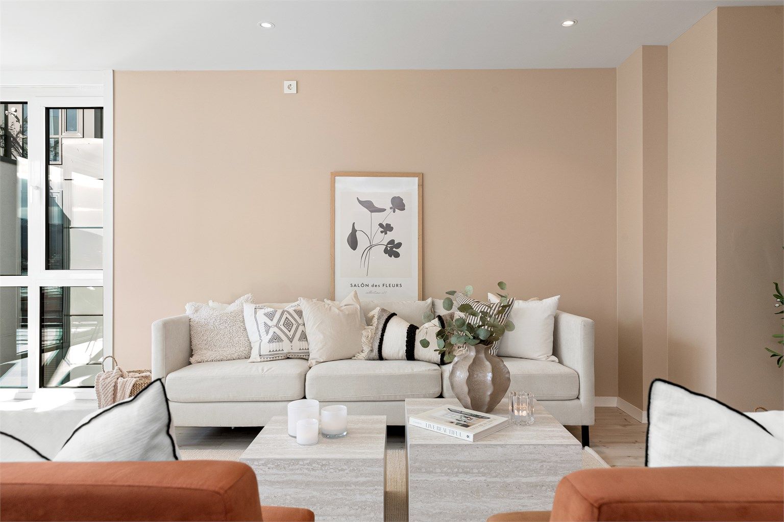 Leiligheten er utstyrt med delvis balansert ventilasjon, installert i 2022, som sikrer et sunt og godt inneklima