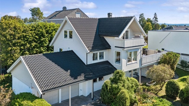 Velkommen til Furubergvegen 76A - Stor og inneholdsrik enebolig over 3 plan med dobbelgarasje.