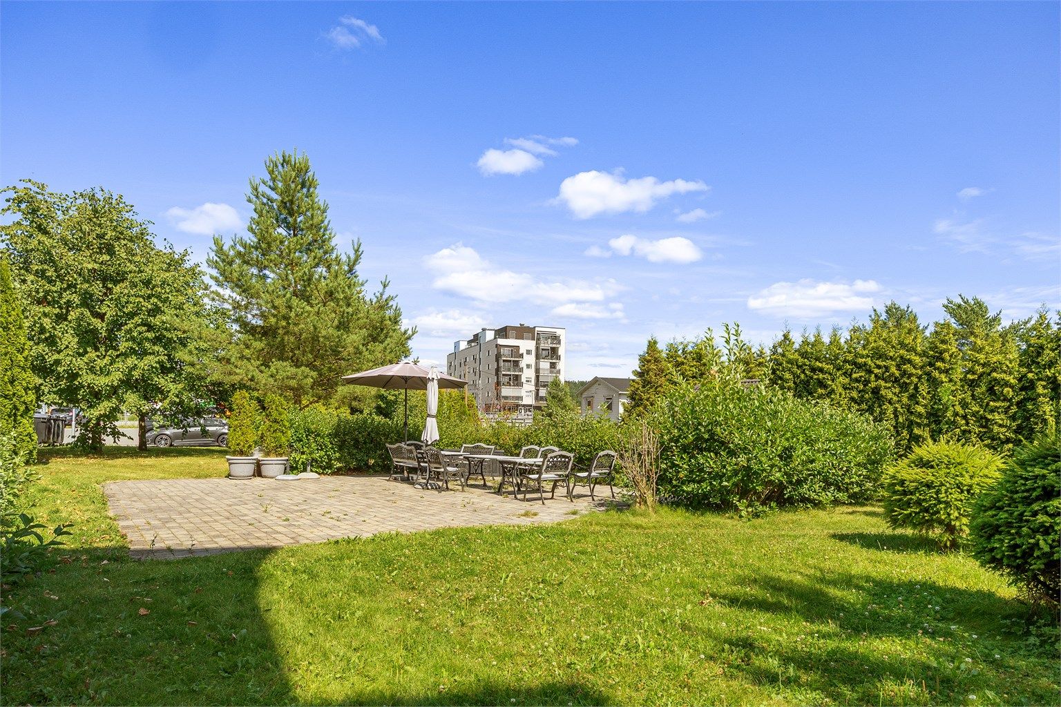 Hyggelig felles uteområde for beboerne i Spikkestad Torg Borettslag.