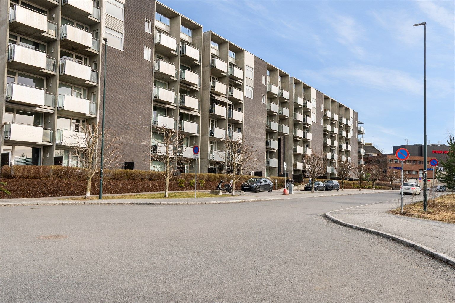 Moderne leilighetsbygg fra 2007 med fasader i teglstein, trekledning og plater.