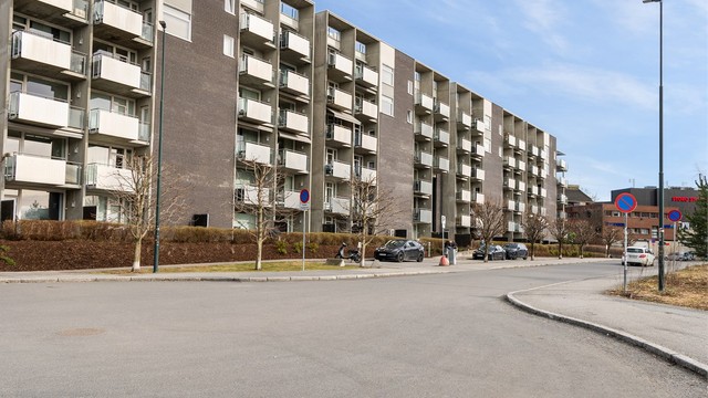 Moderne leilighetsbygg fra 2007 med fasader i teglstein, trekledning og plater.