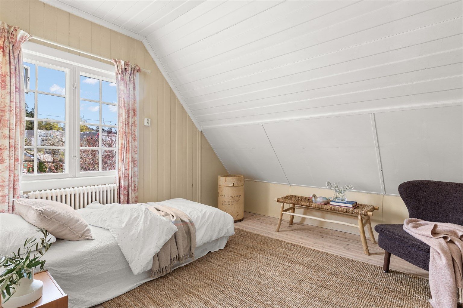 Soverom 2 i 2. etasje ligger innenfor hovedsoverommet og kan også f.eks. benyttes som garderoberom og kontor