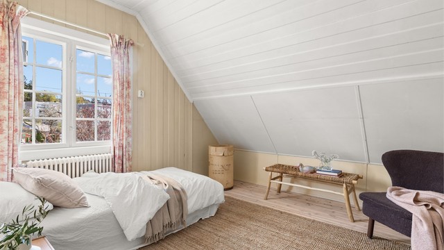 Soverom 2 i 2. etasje ligger innenfor hovedsoverommet og kan også f.eks. benyttes som garderoberom og kontor