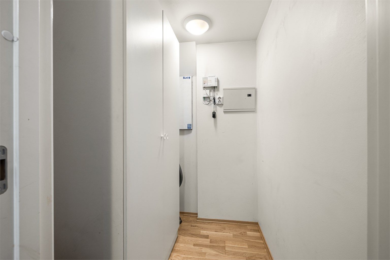 Leiligheten har en praktisk innvendig bod og bod i garasjekjeller for ekstra lagringsplass.