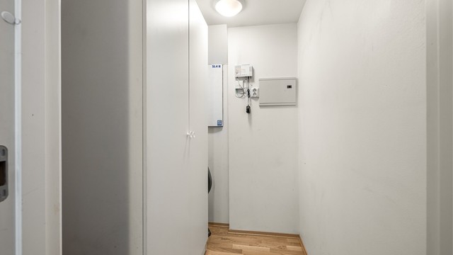 Leiligheten har en praktisk innvendig bod og bod i garasjekjeller for ekstra lagringsplass.