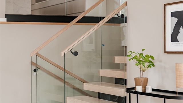 Den påkostede trappen fremstår som et møbel i rommene
