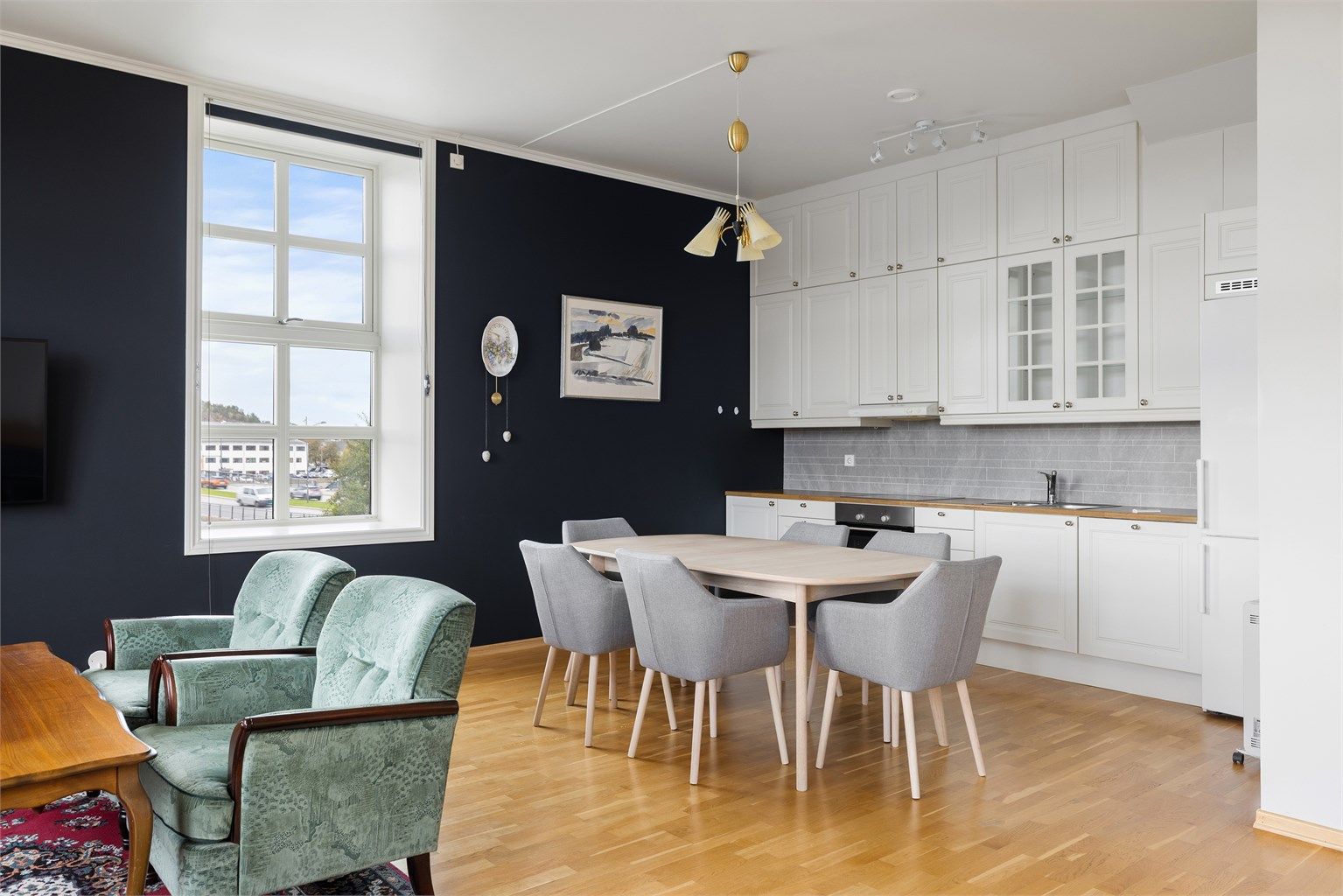 Luftige 3 meter mellom gulv og himling er med på å gi leiligheten egenart. Høyden minner også om byggets historie fra 1875.