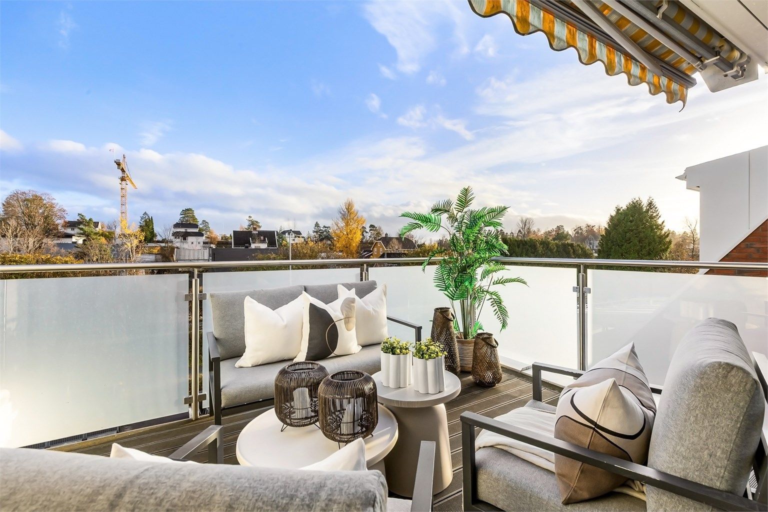 Velkommen til Jernbaneveien 125 – en lys og romslig 3-roms selveierleilighet!