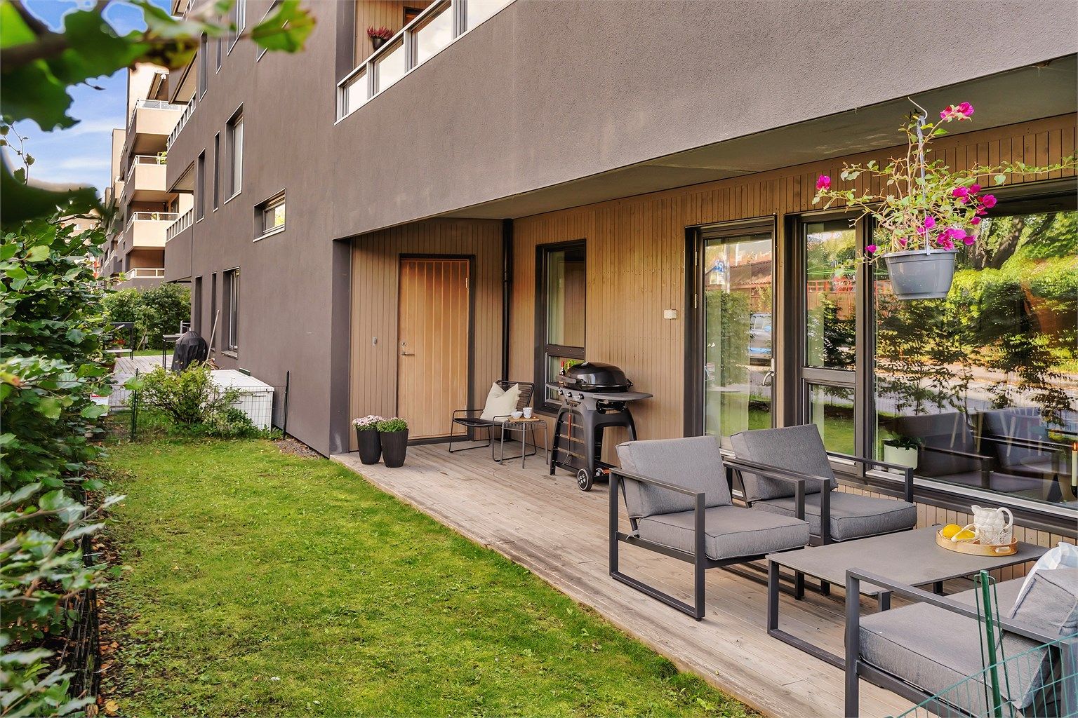 Flott, moderne og arealeffektiv 3-roms eierleilighet i 1. etasje med markterrasse og hage samt gjennomgående planløsning. 