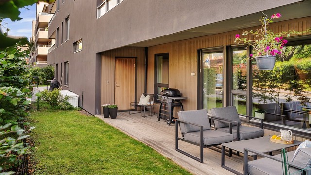 Flott, moderne og arealeffektiv 3-roms eierleilighet i 1. etasje med markterrasse og hage samt gjennomgående planløsning.