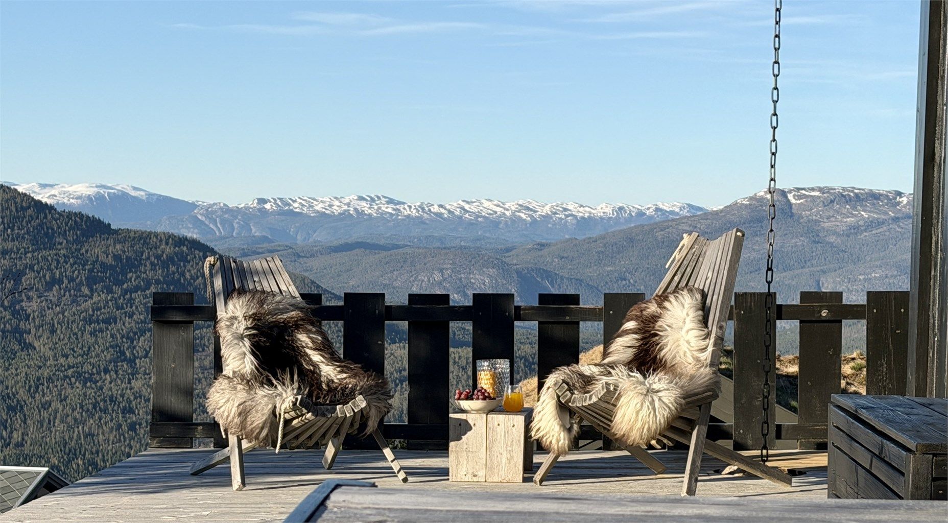 Hytta ligger fritt og flott til på toppen av fjellet i Vrådal Panorama.
Foto: Fotograf Magik