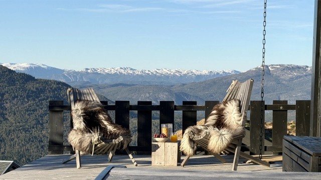 Hytta ligger fritt og flott til på toppen av fjellet i Vrådal Panorama.
Foto: Fotograf Magik