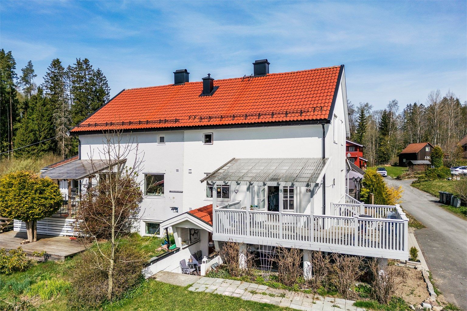 Eiendommen har en meget god beliggenhet i koselige Folloveien, i en blindvei 