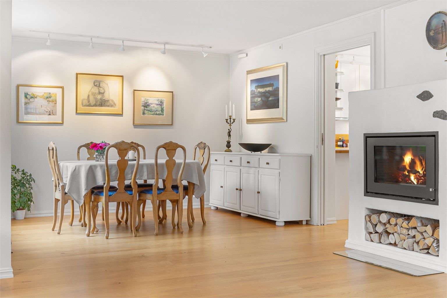 Spisestuen ligger i lun tilknytning til peisovnen og har god plass til langbord.