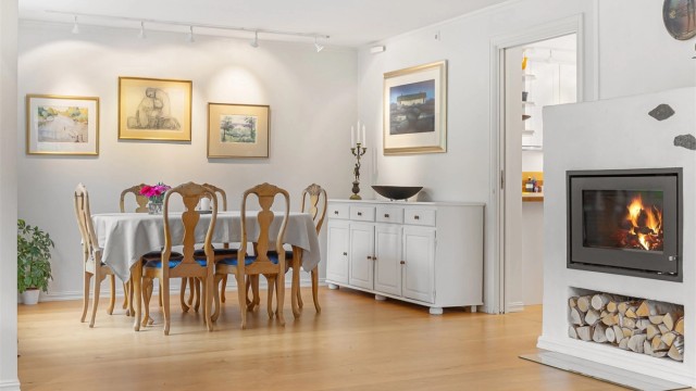Spisestuen ligger i lun tilknytning til peisovnen og har god plass til langbord.