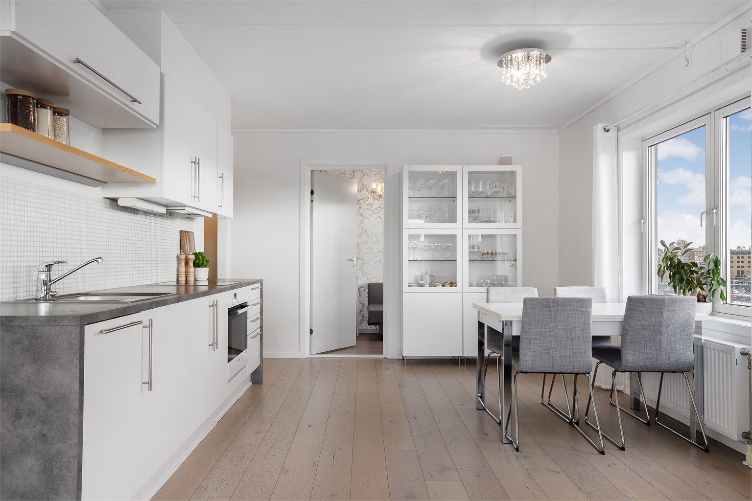 Kjøkkenet har integrerte hvitevarer og god plass til spisebord i åpen tilknytning til stuen.