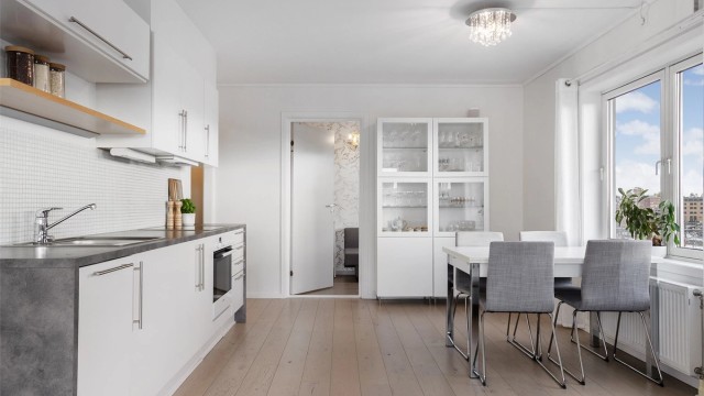 Kjøkkenet har integrerte hvitevarer og god plass til spisebord i åpen tilknytning til stuen.