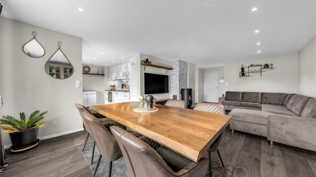 Krogsveen v/ Sofia Boutani presenterer Nedre Solhellinga 24D - En innbydende og pen 3-roms eierleilighet på Sand