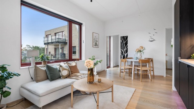 Leiligheten har oppvarming med radiator tilkoblet varmesentral kombinert med elektrisk oppvarming