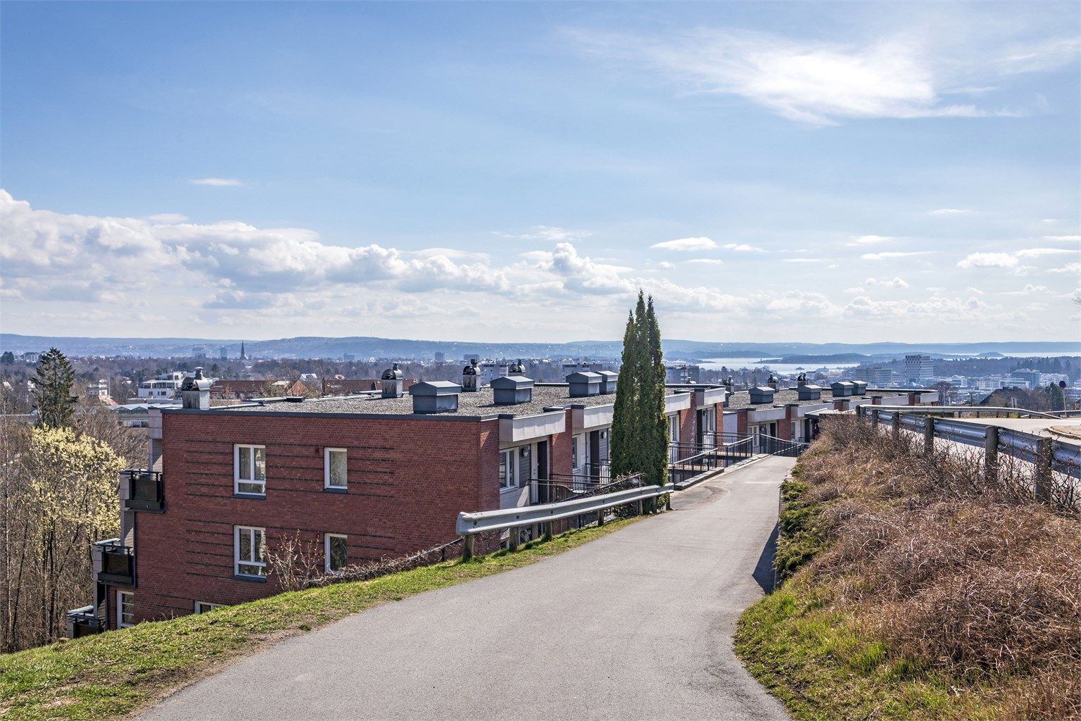 Sameiet har en idyllisk beliggenhet, med kort vei både til byens urbane tilbud og til marka.