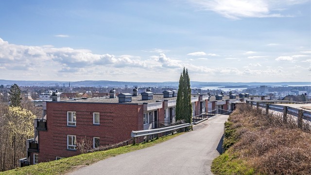 Sameiet har en idyllisk beliggenhet, med kort vei både til byens urbane tilbud og til marka.
