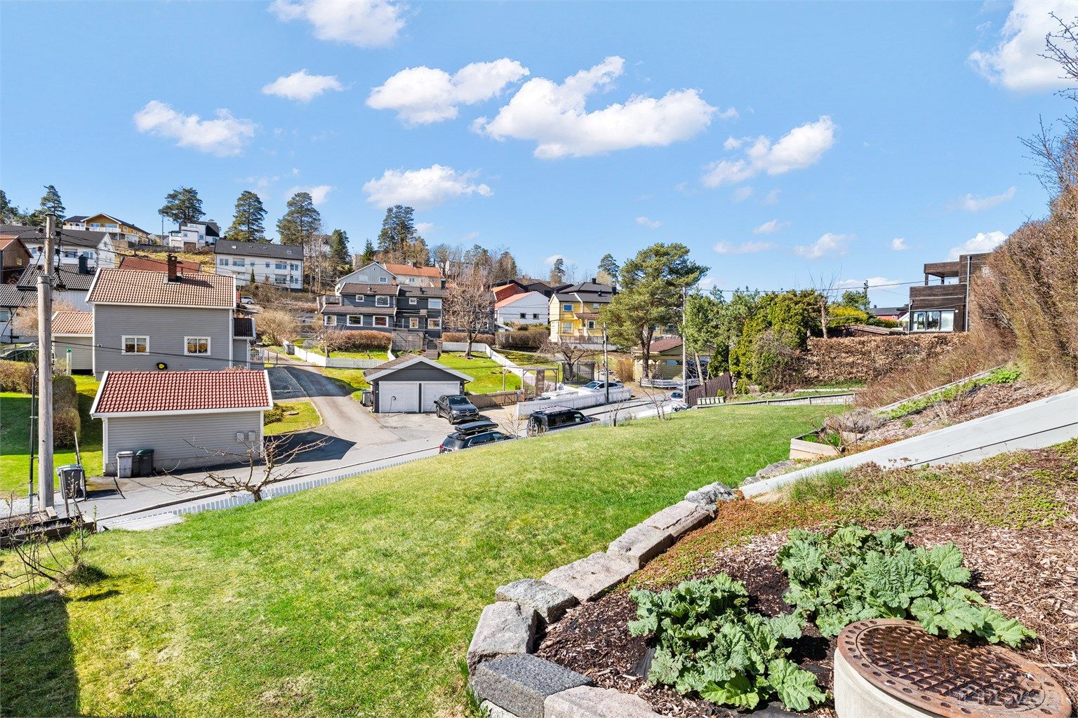 Eiendommen ligger i et rolig og etablert boligområde på Munkerud.
