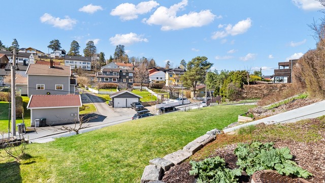 Eiendommen ligger i et rolig og etablert boligområde på Munkerud.