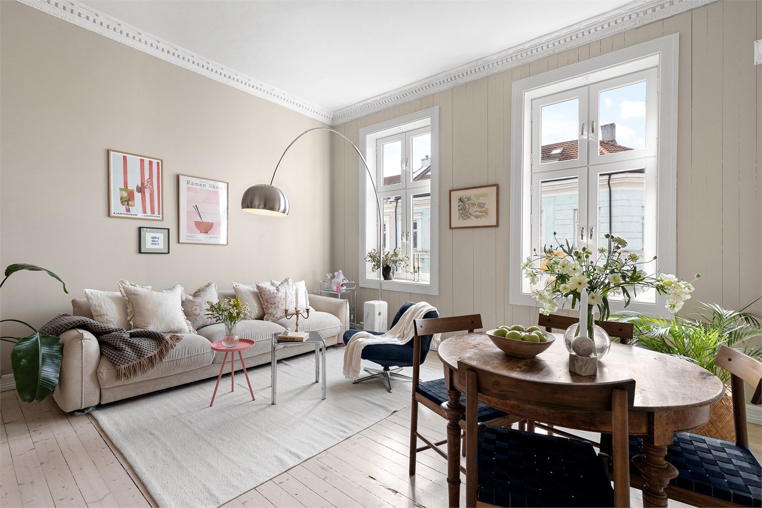 Leiligheten er gjennomgående og har en god planløsning som består av entré og bad, to soverom, kjøkken og stue.