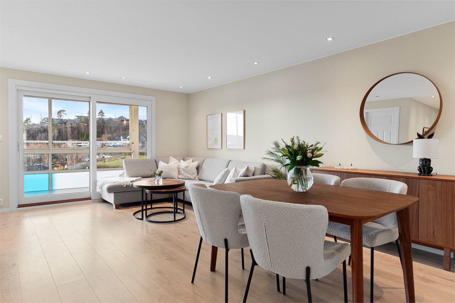 - Stilren stue med slette vegger, spotter i tak og lys 1-stavs laminat på gulv -