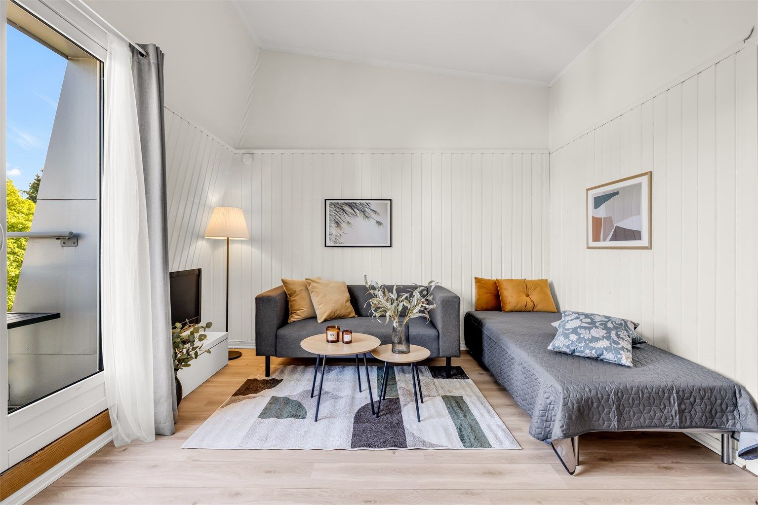 Leiligheten har generøs takhøyde, lysmalte overflater og pene gulv.