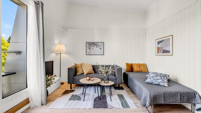 Leiligheten har generøs takhøyde, lysmalte overflater og pene gulv.