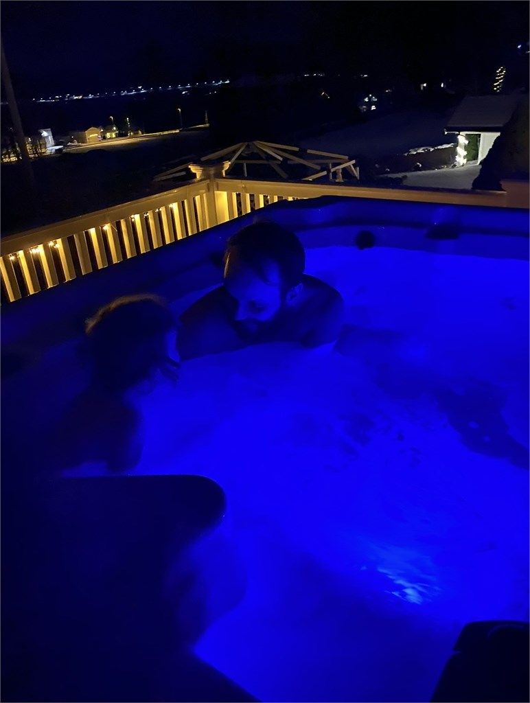 Jacuzzien på terrassen er et perfekt sted for avkobling, året rundt. Jacuzzi medfølger ikke kan kan selges iflg. selger.

Bilde tatt av selger