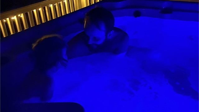 Jacuzzien på terrassen er et perfekt sted for avkobling, året rundt. Jacuzzi medfølger ikke kan kan selges iflg. selger.
Bilde tatt av selger