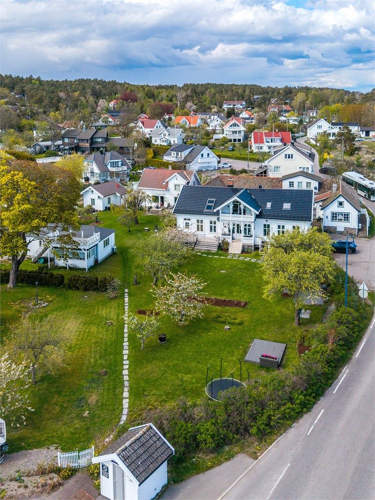 Den romslige og tilnærmet flate gressplenen gir svært gode lekemuligheter og rikelig med boltreplass for både store og små.