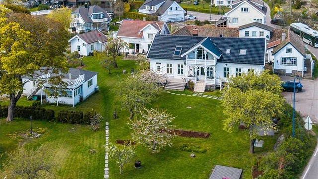 Den romslige og tilnærmet flate gressplenen gir svært gode lekemuligheter og rikelig med boltreplass for både store og små.