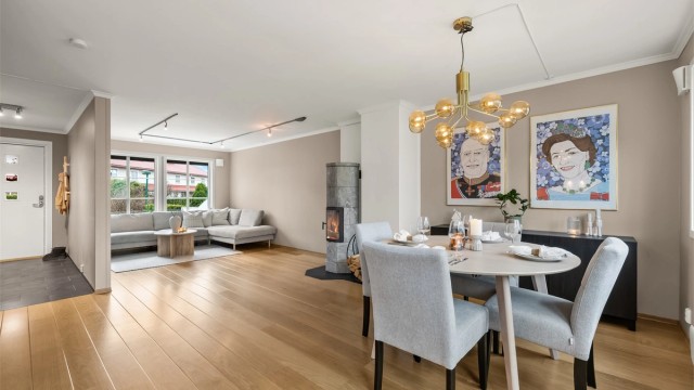 Første etasje har en åpen og sosial planløsning mellom stue, spisestue og kjøkken.