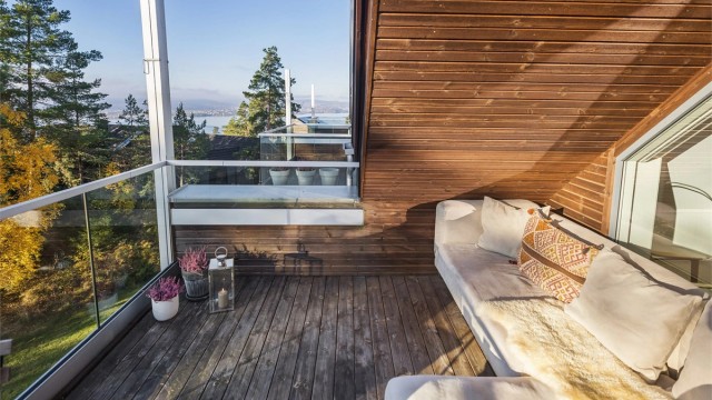 Takterrassen er delvis overbygd og byr på en lun og innbydende uteplass som kan nytes uansett vær – perfekt for hyggelige stunder utendørs, også når regnet melder sin ankomst.