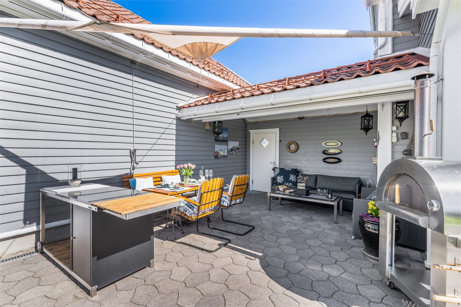 Her er det rikelig med plass for både grilling og avslapning.