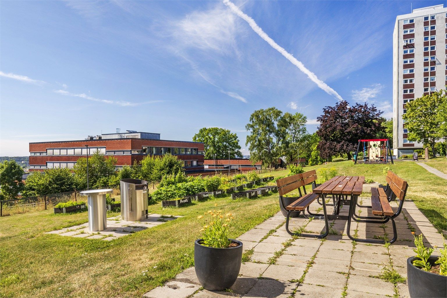 Fellesområdene er hyggelig opparbeidet med griller, plantekasser og lekeplasser.