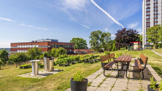 Fellesområdene er hyggelig opparbeidet med griller, plantekasser og lekeplasser.