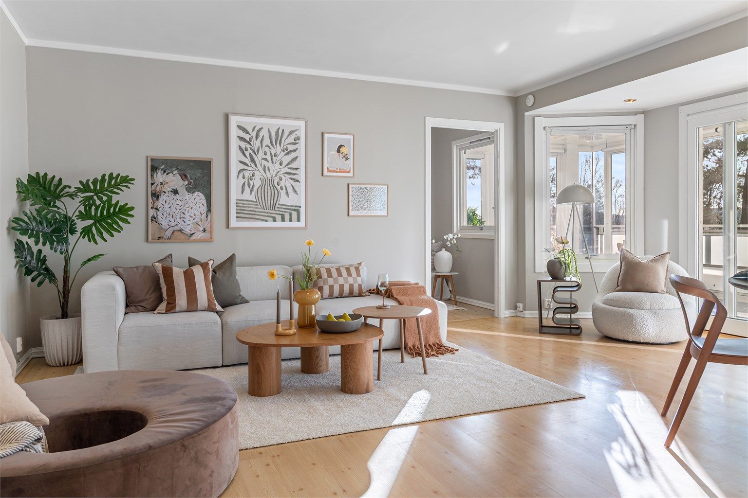 - Stuen er romslig med store vindusflater som slipper inn mye naturlig lys -