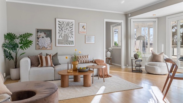 - Stuen er romslig med store vindusflater som slipper inn mye naturlig lys -