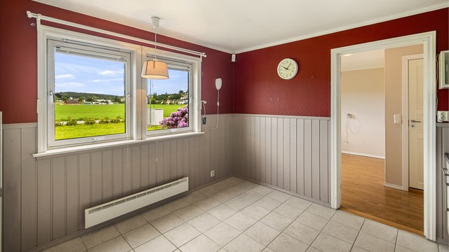 Fra spiseplassen på kjøkkenet er det fin utsikt over det åpne landskapet.