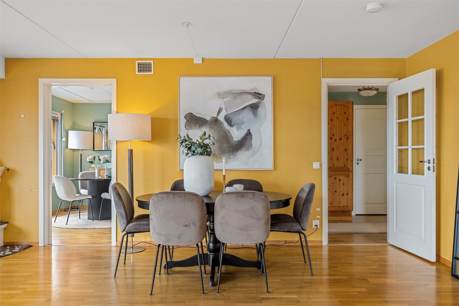 Det er adkomst til kjøkkenet fra både stuen og gangen