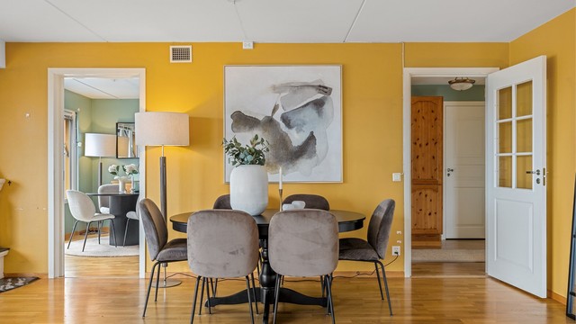 Det er adkomst til kjøkkenet fra både stuen og gangen