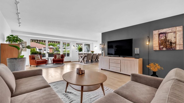 Eiendomsmegler Krogsveen v/ Vegard-Gran Andersen ønsker deg velkommen til Rastastubben 6, en påkostet eierleilighet med de store og de mange vindusflatene som slipper inn godt med lys, samt gir en god romfølelse og en hyggelig atmosfære.