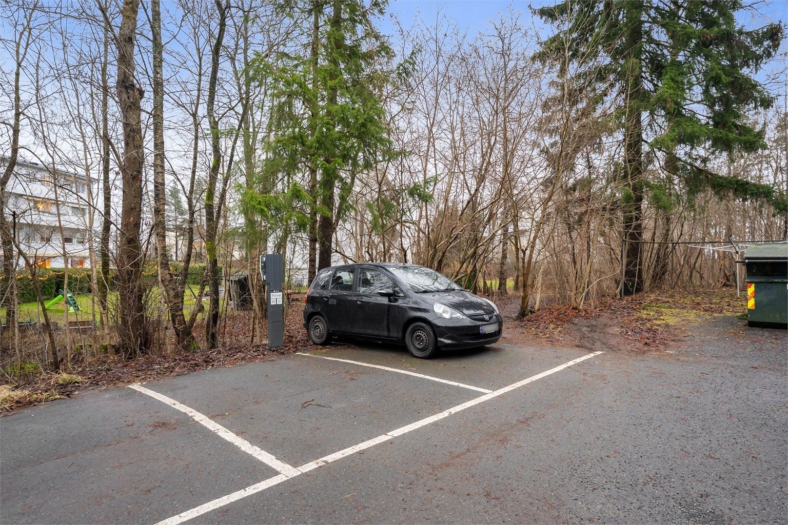 Det medfølger en egen parkeringsplass med installert elbillader.